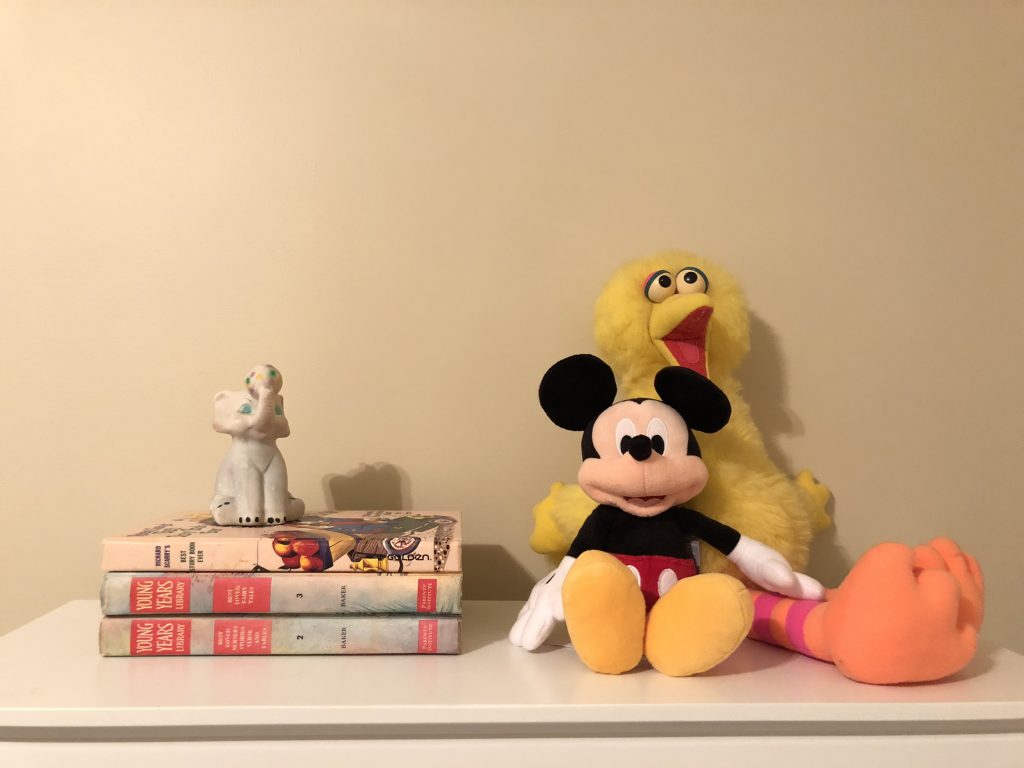 Vintage Toy Neutral nursery - the reveal - Fall 2018 One Room Challenge - using old toys and books from parents' childhoods to decorate baby bedroom